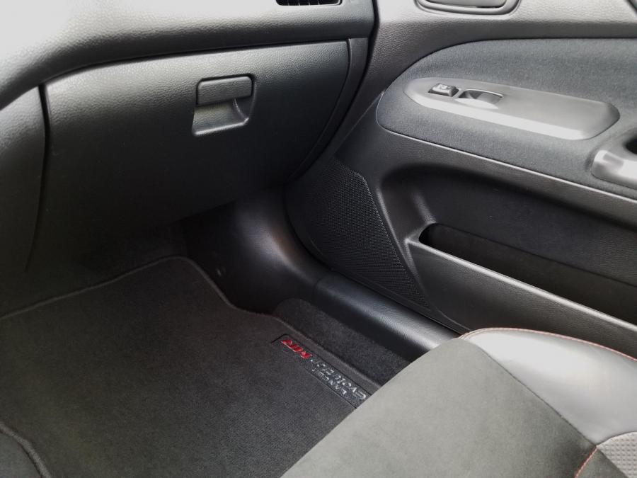 Детали экстерьера Mitsubishi Lancer Evolution IX MR 2006 года  (фото 44 из 69)